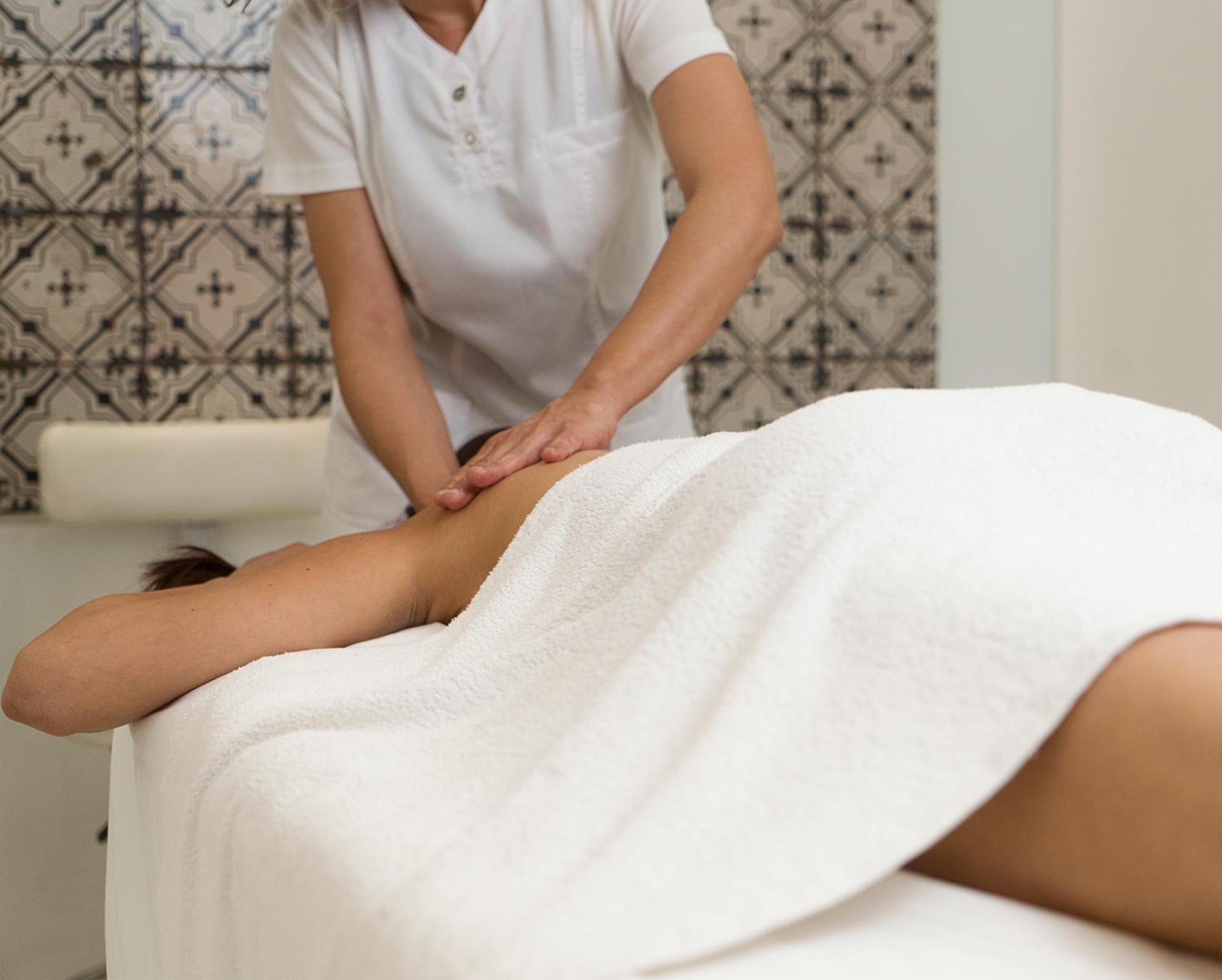 Villa Athena Resort Αγκριτζέντο Εξωτερικό φωτογραφία A massage therapist working on a patient