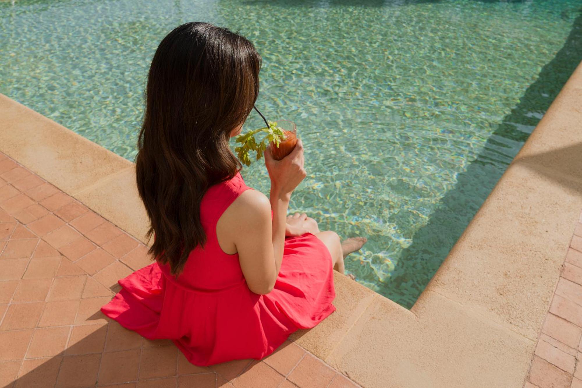 Villa Athena Resort Αγκριτζέντο Εξωτερικό φωτογραφία A woman sitting by a pool