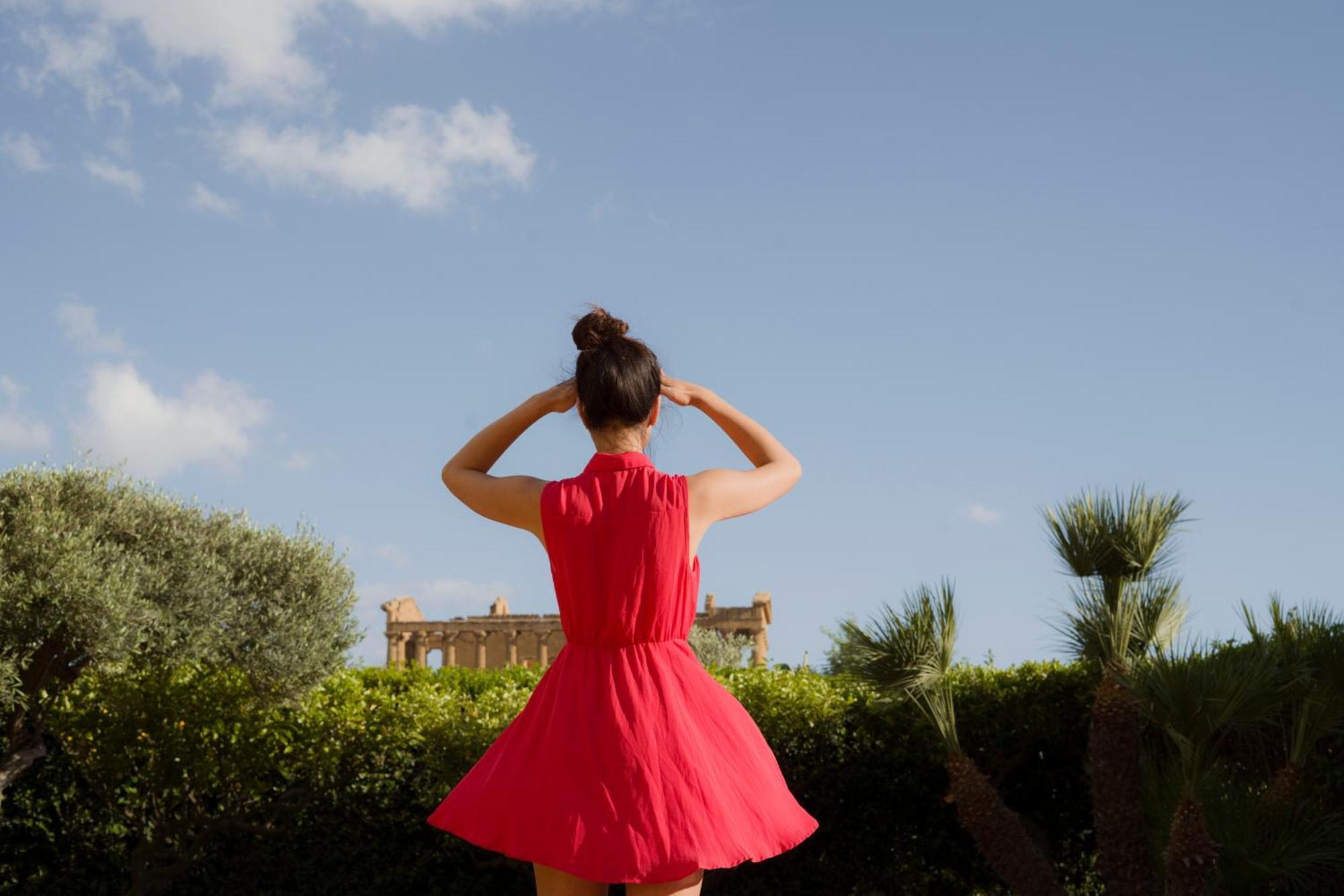 Villa Athena Resort Αγκριτζέντο Εξωτερικό φωτογραφία A woman wearing a red dress